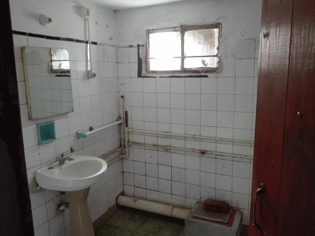 Casa y dos apartamentos con muy buen terreno.