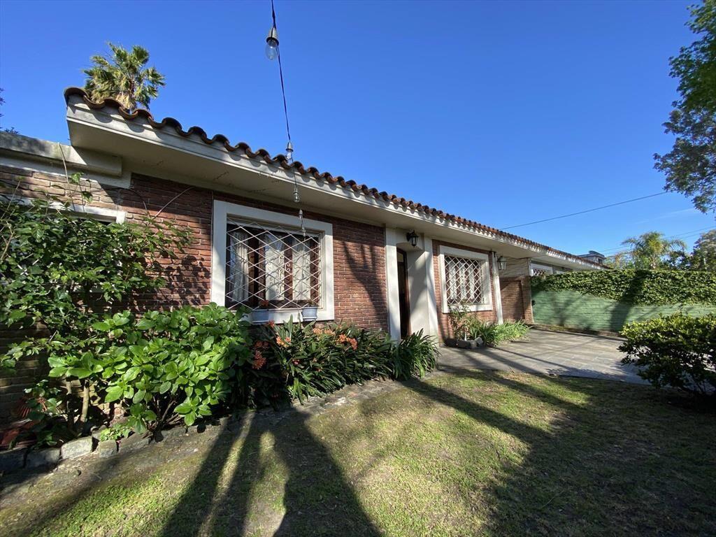 Venta de casa con 2 dormitorios en Carrasco a pasos de Aroce