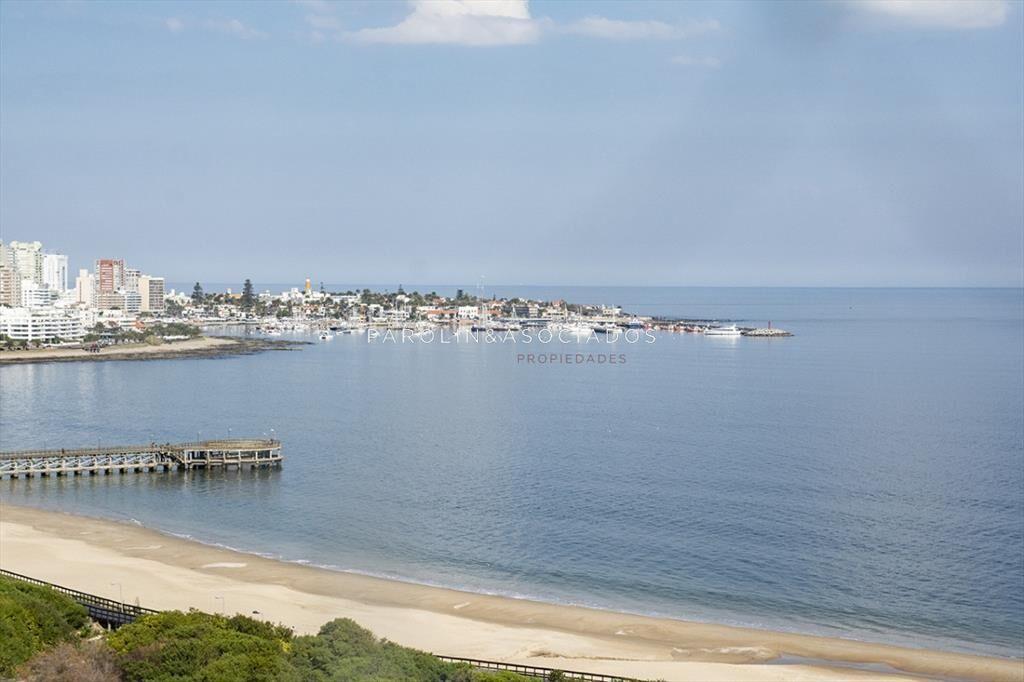 Apartamento de 3 dormitorios en venta frente a Playa Mansa,