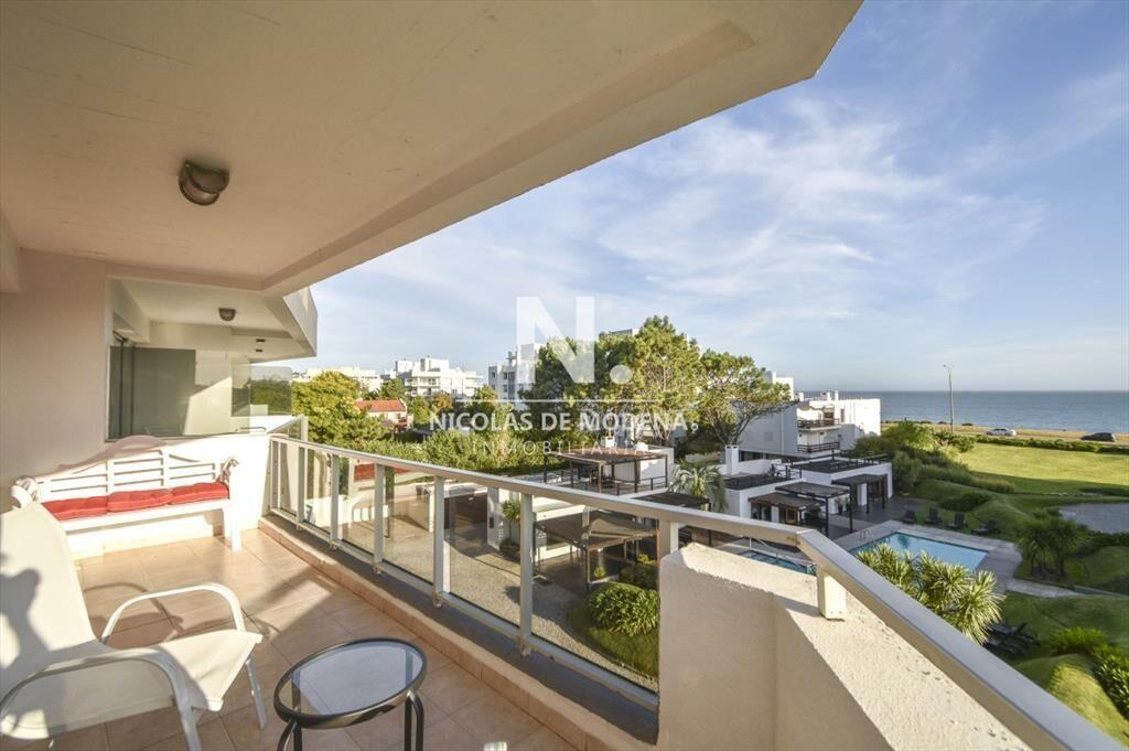 Espectacular Apartamento de Tres Dormitorios al -