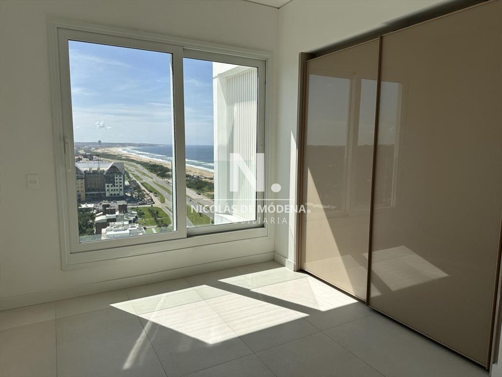 Vende apartamento de 4 dormitorios en Torre Le