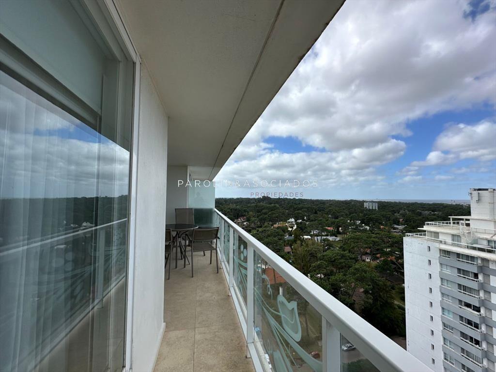 Apartamento de 1 dormitorio y medio en torre Yoo,