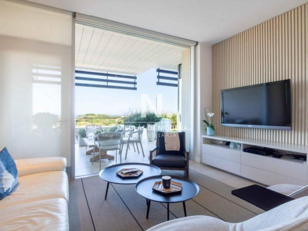 Vende apartamento de 3 dormitorios en Brava Punta