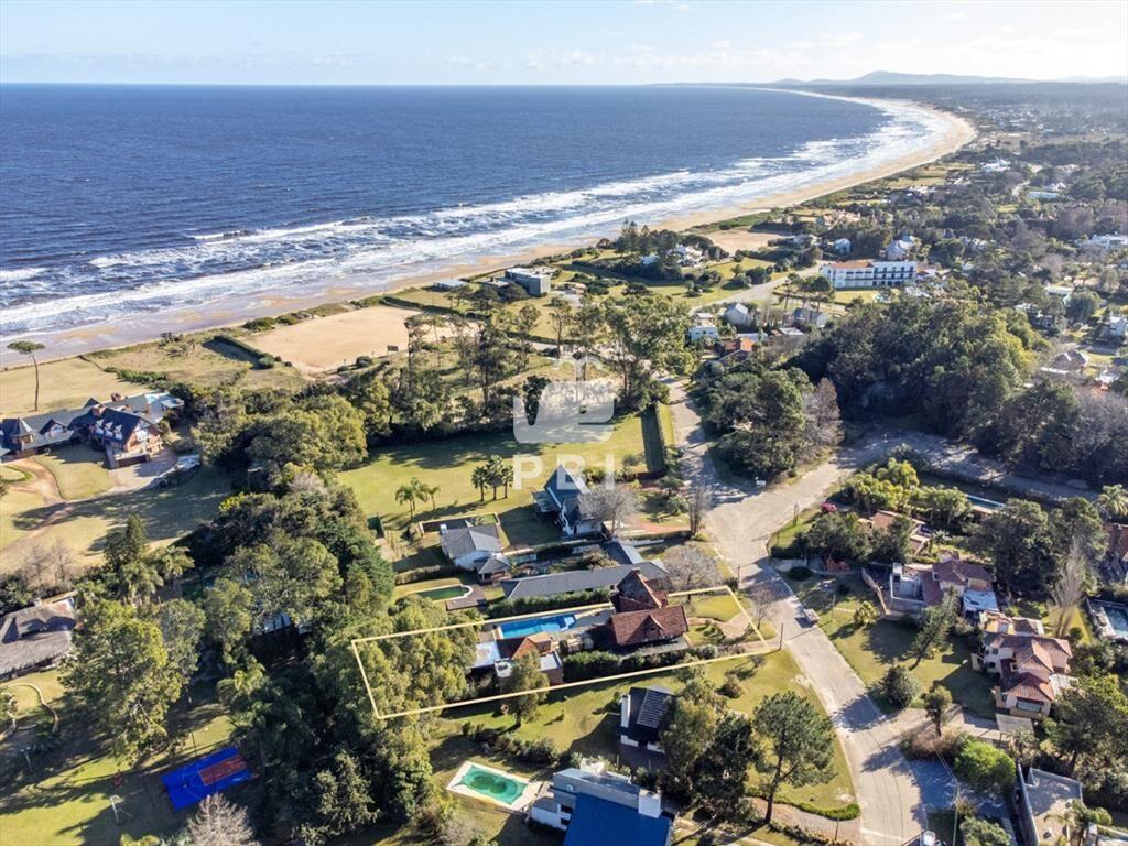 Casa 5 DORMITORIOS en Punta Ballena, Maldonado -