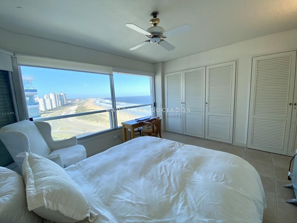 Apartamento en venta de 3 dormitorios en edificio