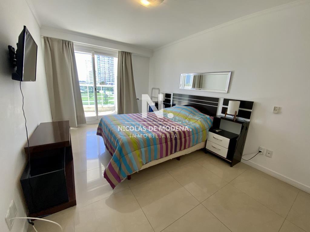 Vende apartamento en Punta del Este con 2