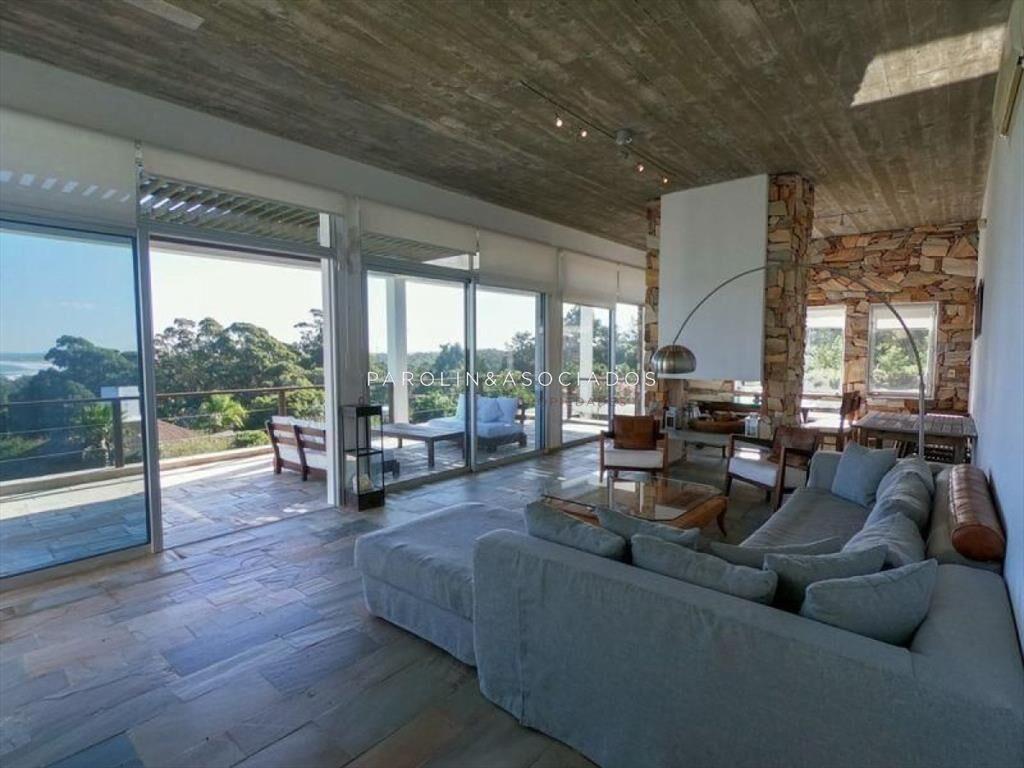 CASA DE 4 DORMITORIOS EN PUNTA BALLENA