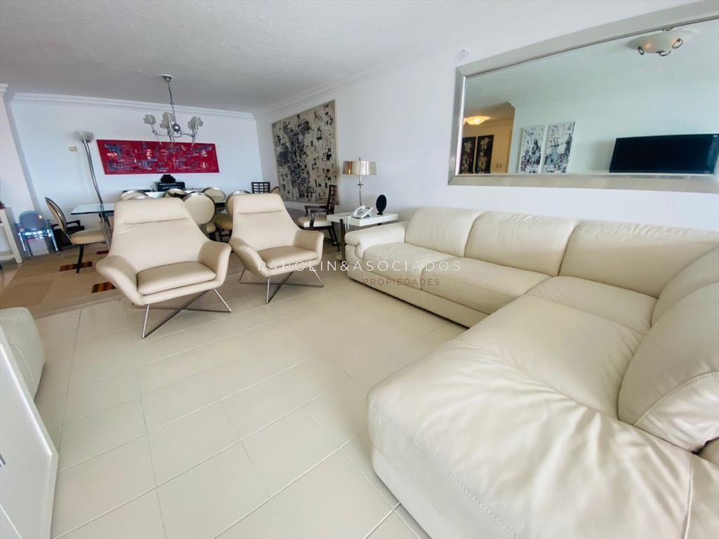 Apartamento de 3 dormitorios en venta en Punta