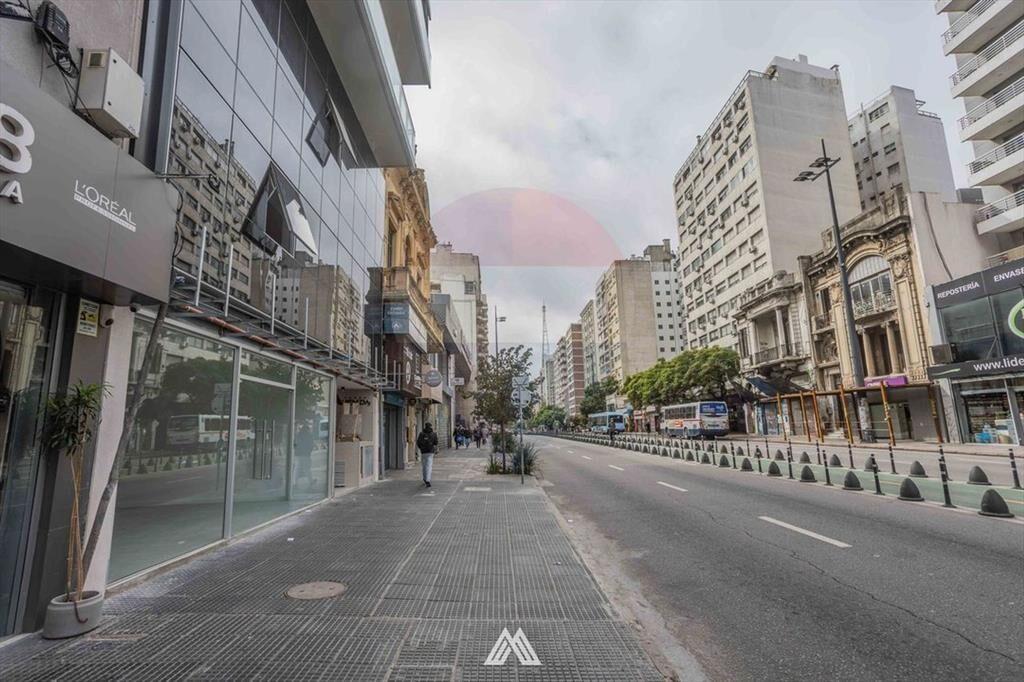 VENTA LOCAL COMERCIAL SOBRE 18 DE JULIO, CORDÓN