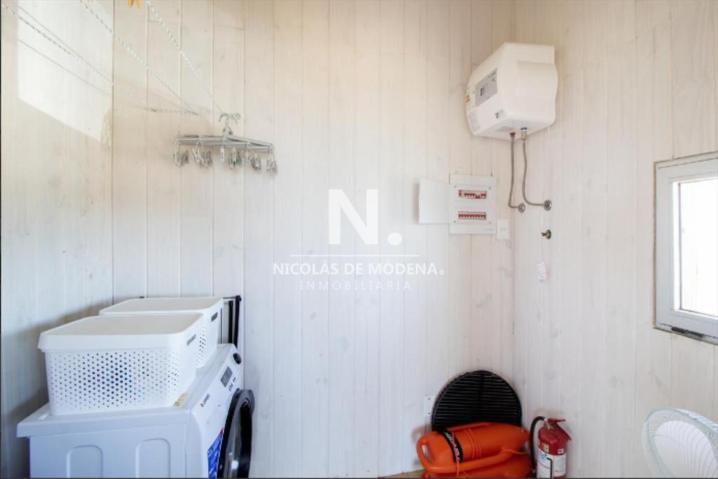 Vende casa con vista al mar de 3 dormitorios en suite, en J