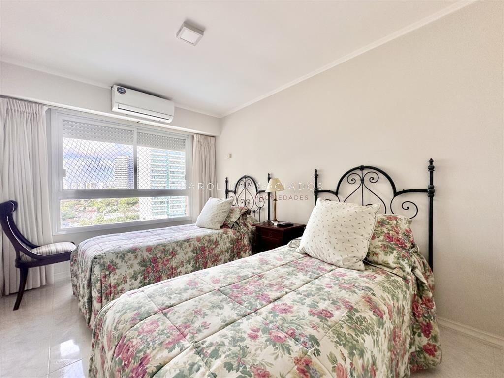 Apartamento en venta de 3 dormitorios en primera fila en Co