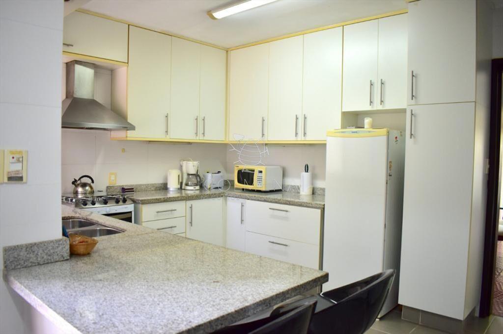 Casa con piscina - en Barrio Lugano