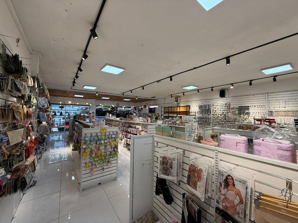 8 de octubre esq Comercio, 517 m2 salón + deposito, 10 m de
