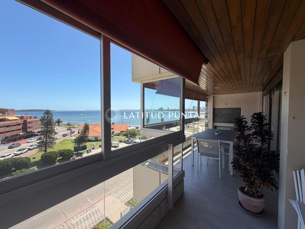Apartamento frente al mar, 3 dormitorios más