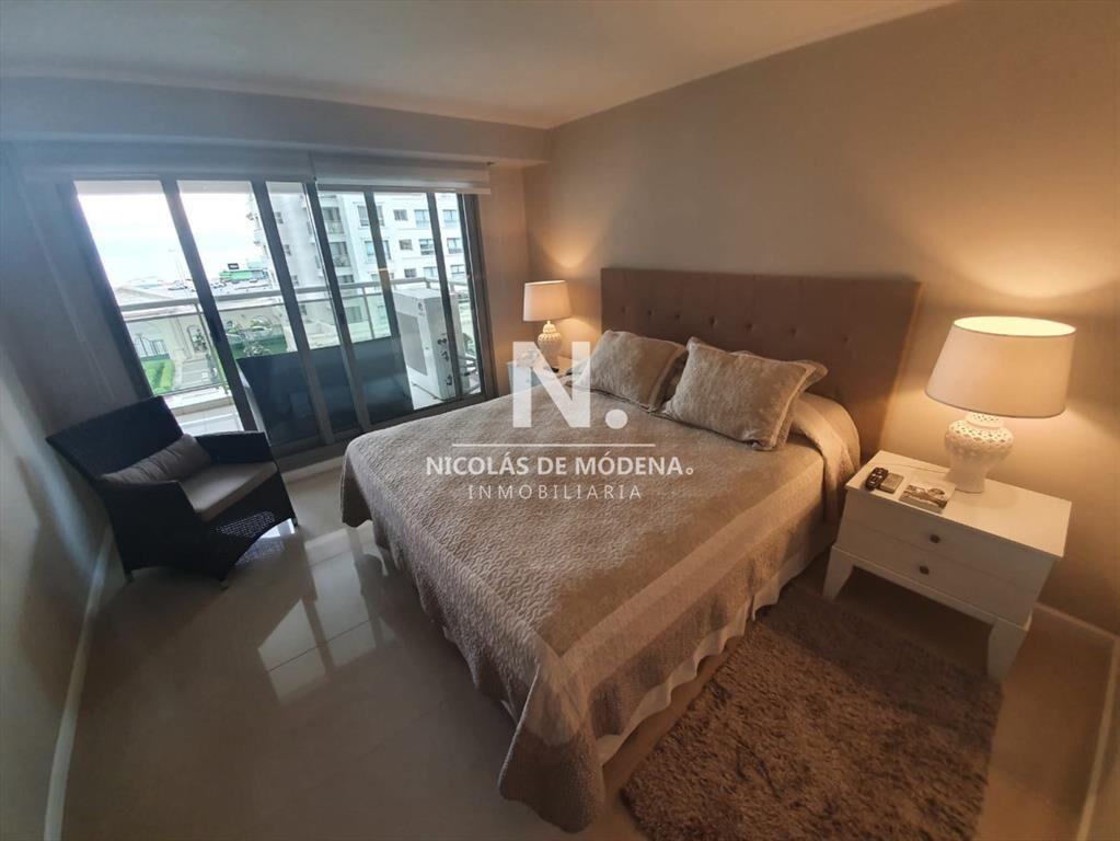 Departamento en venta en torre de categoría,