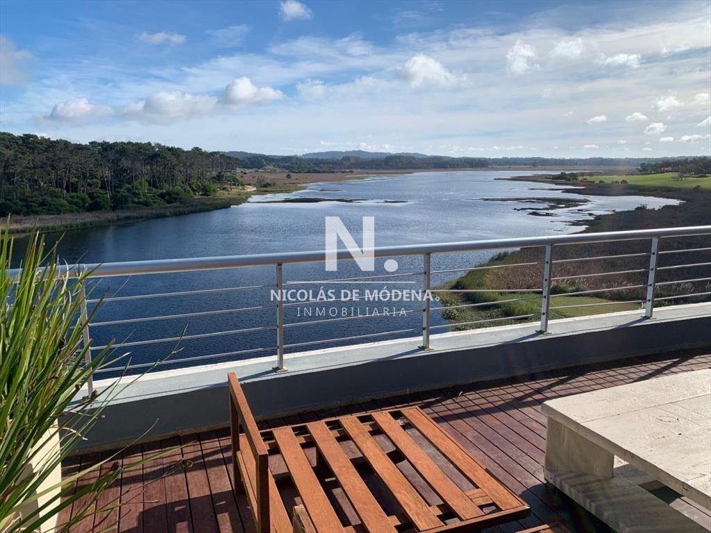 vende pent house duplex en playa mansa punta del