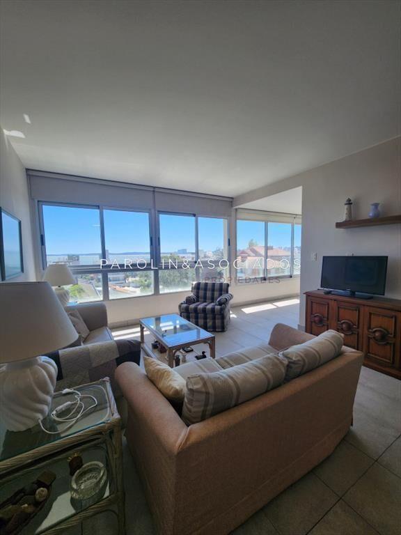 Vende apartamento en Peninsula de 3 dormitorios, a metros d