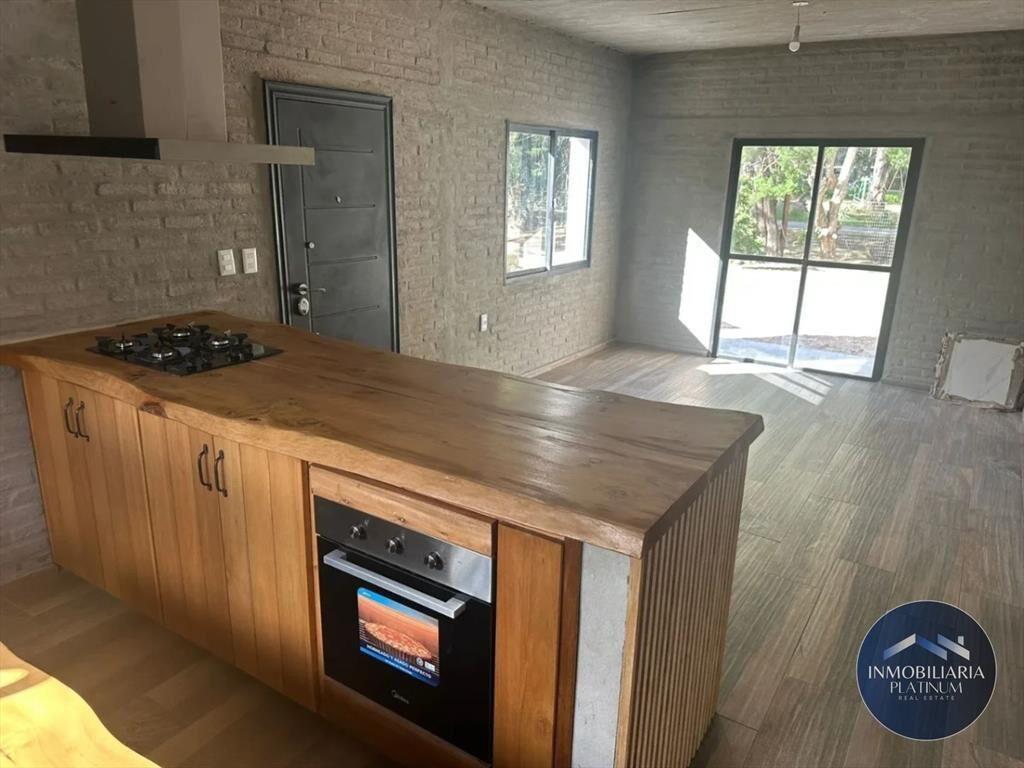 Casa en venta c/ cochera en Los Titanes