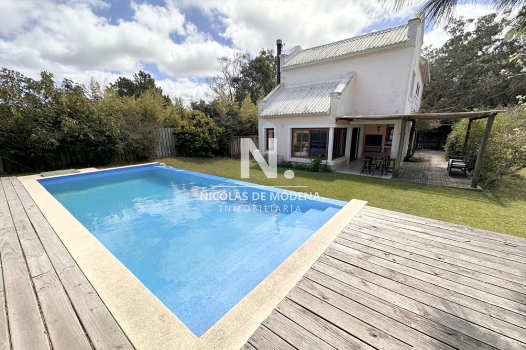 Casa en alquiler 4 dormitorios con piscina en La Barra