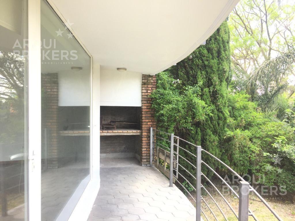 Apartamento de 3 dormitorios y servicio con patio , en Carr