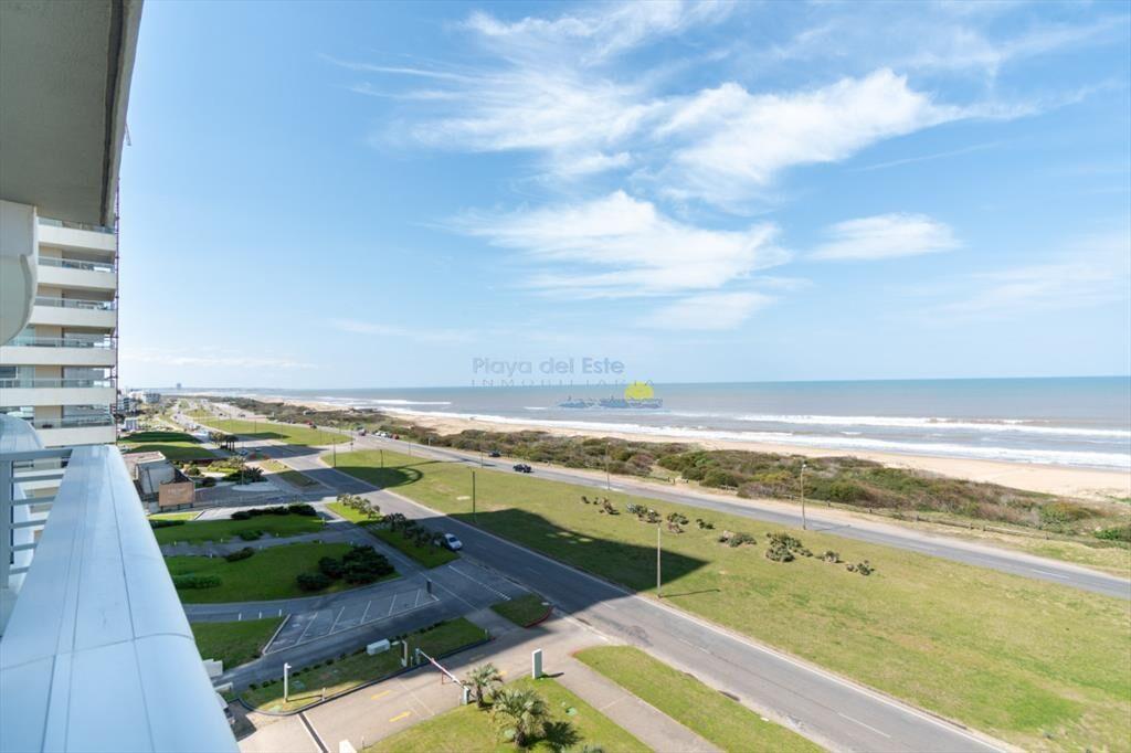 Moderno Apartamento sobre playa Brava en torre Le