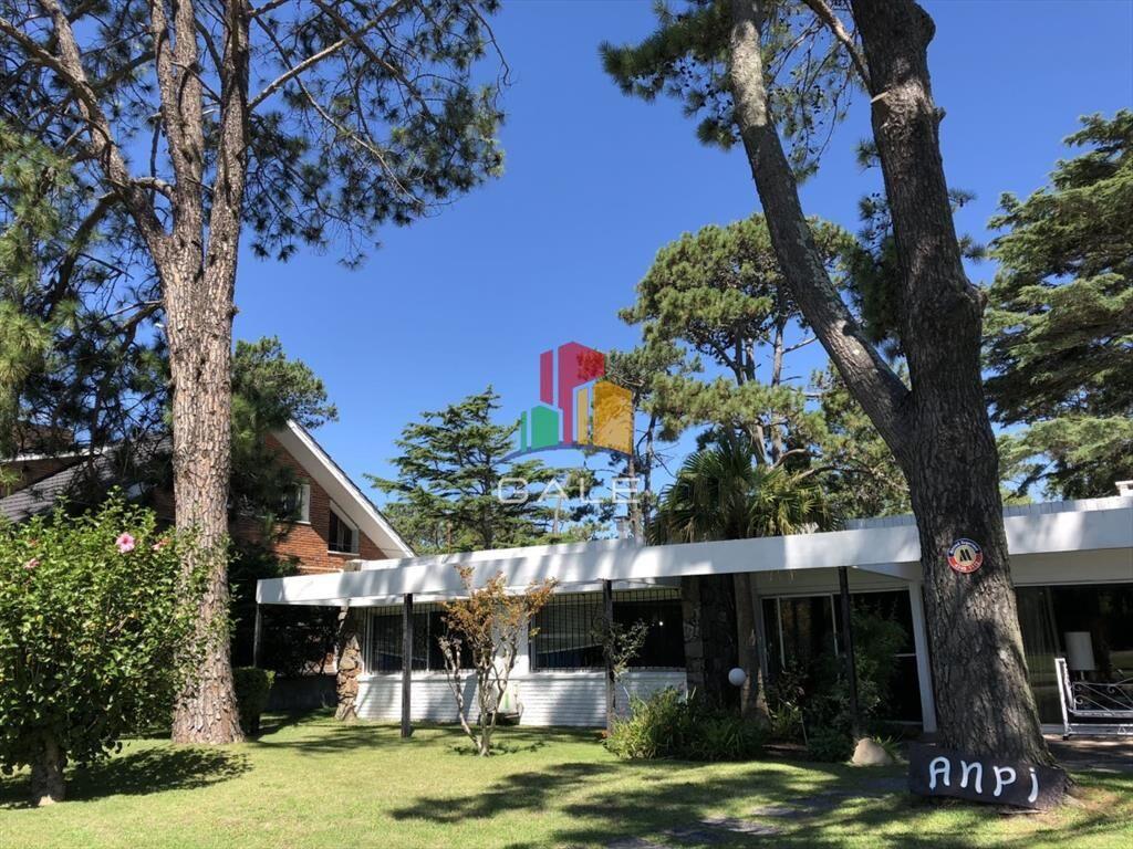 Hermosa casa en Mansa a dos cuadras del Mar en alquiler anu