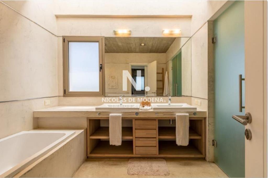 Vende impecable casa de 2 plantas con 3 en suite,