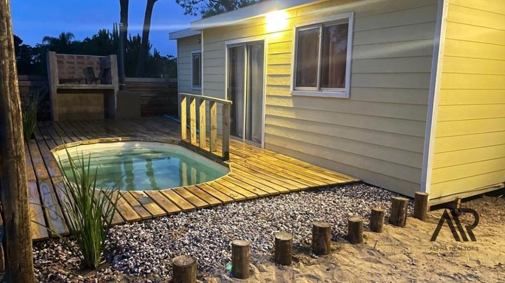 Complejo de 3 casas con piscina en venta en Punta del Diablo