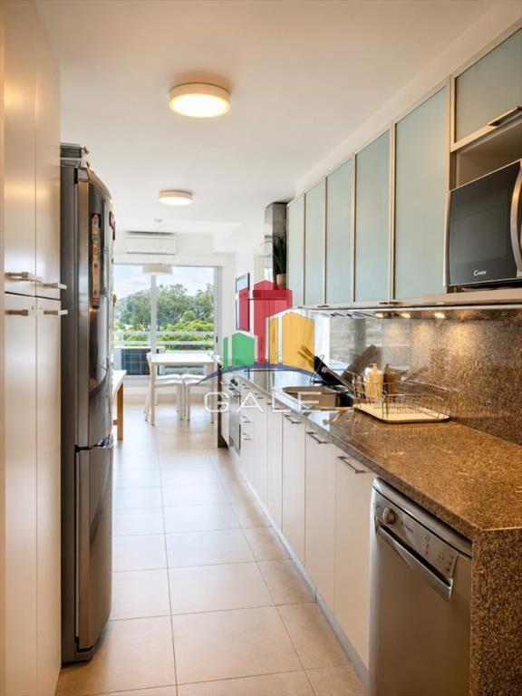 Venta y alquiler de departamento esquinero de tres dormitor