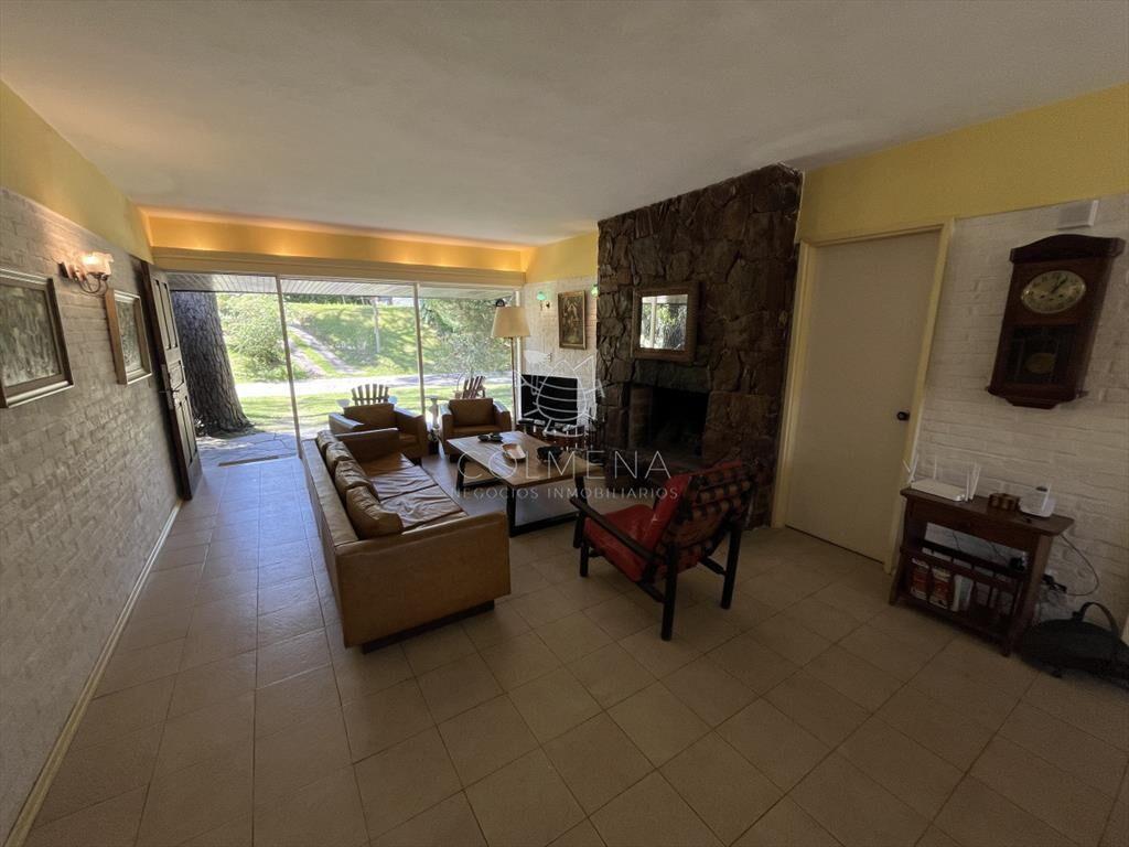 Casa en Playa Mansa, 5 dormitorios y 4 baños.