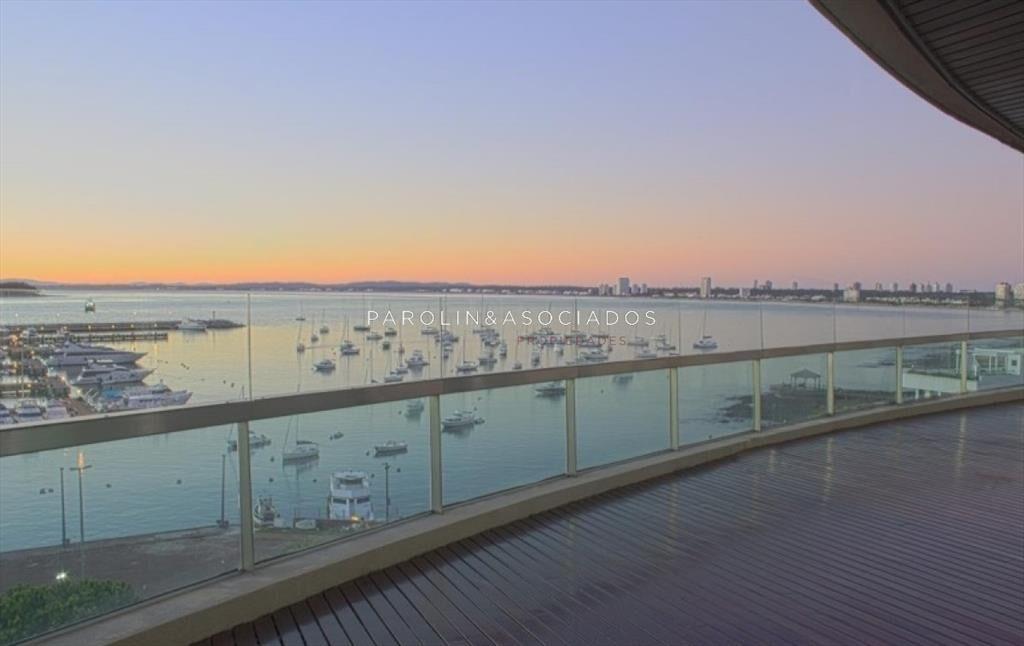 Penthouse de 4 dormitorios en venta en edificio