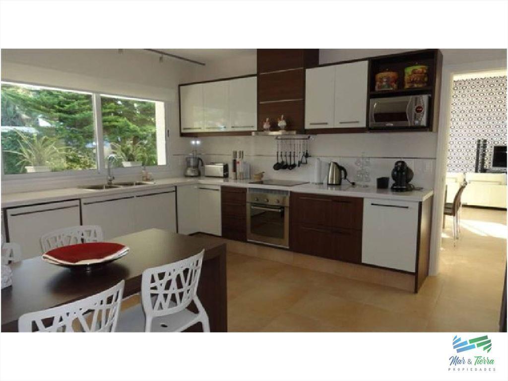 Vendo casa de 4 dormitorios con piscina en barrio