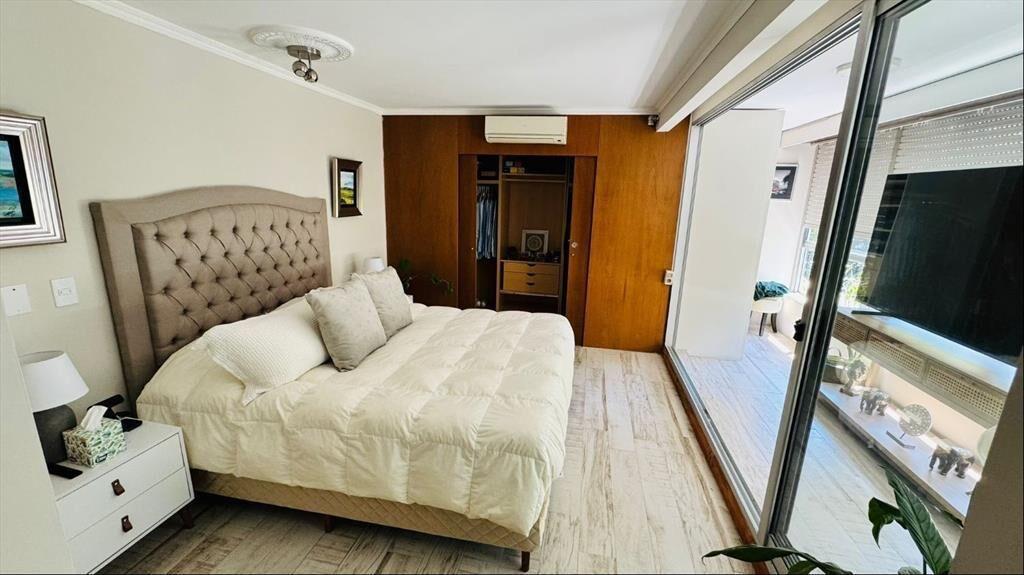 Apartamento tipo casa, 3 dormitorios, 3 baños, serv.completo