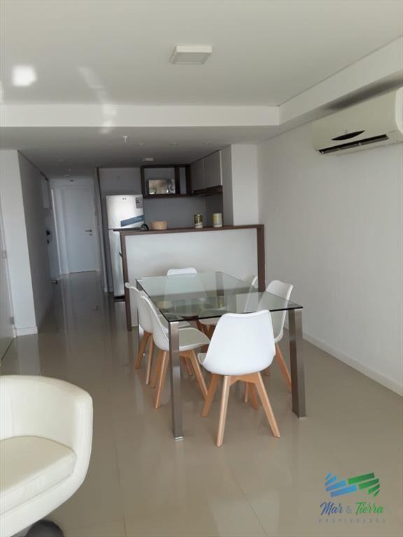 Apto 2 dorm, central, 2 baños y balcón piso alto.