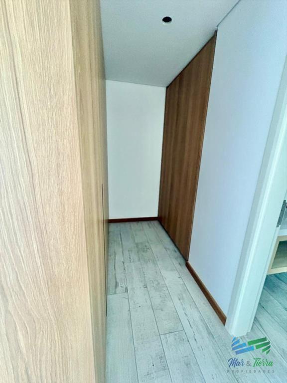 Oportunidad en Surfside - Piso alto   1 +
