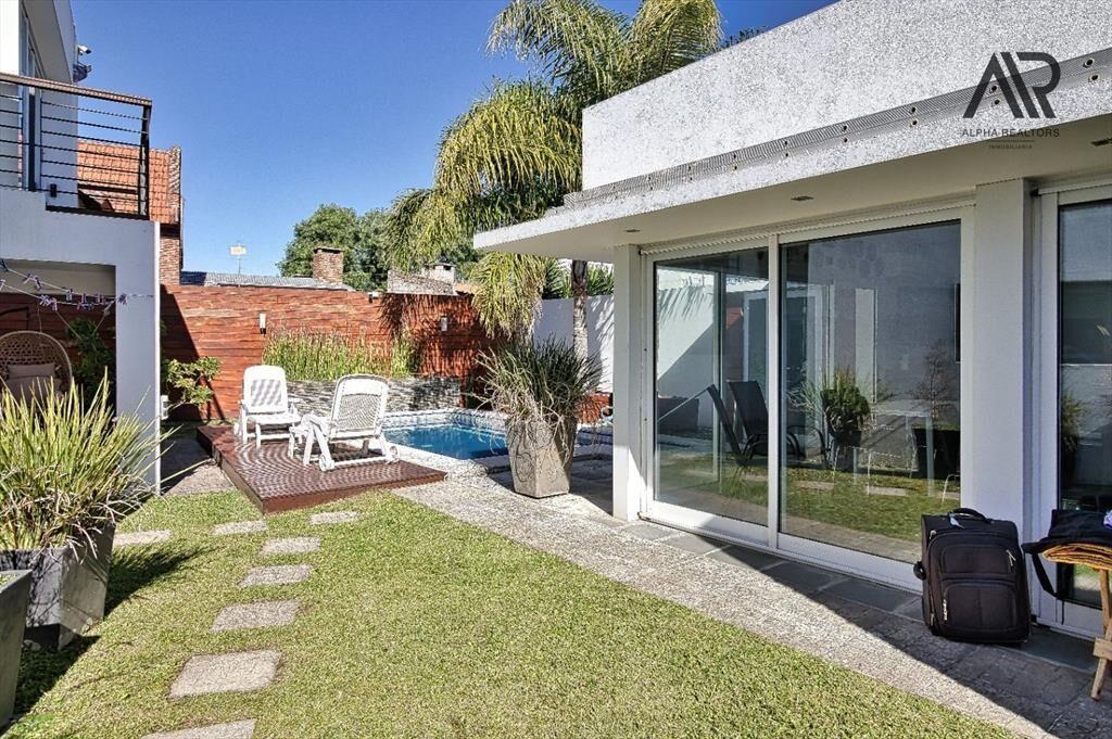 Casa en venta c/ cochera en Atlántida