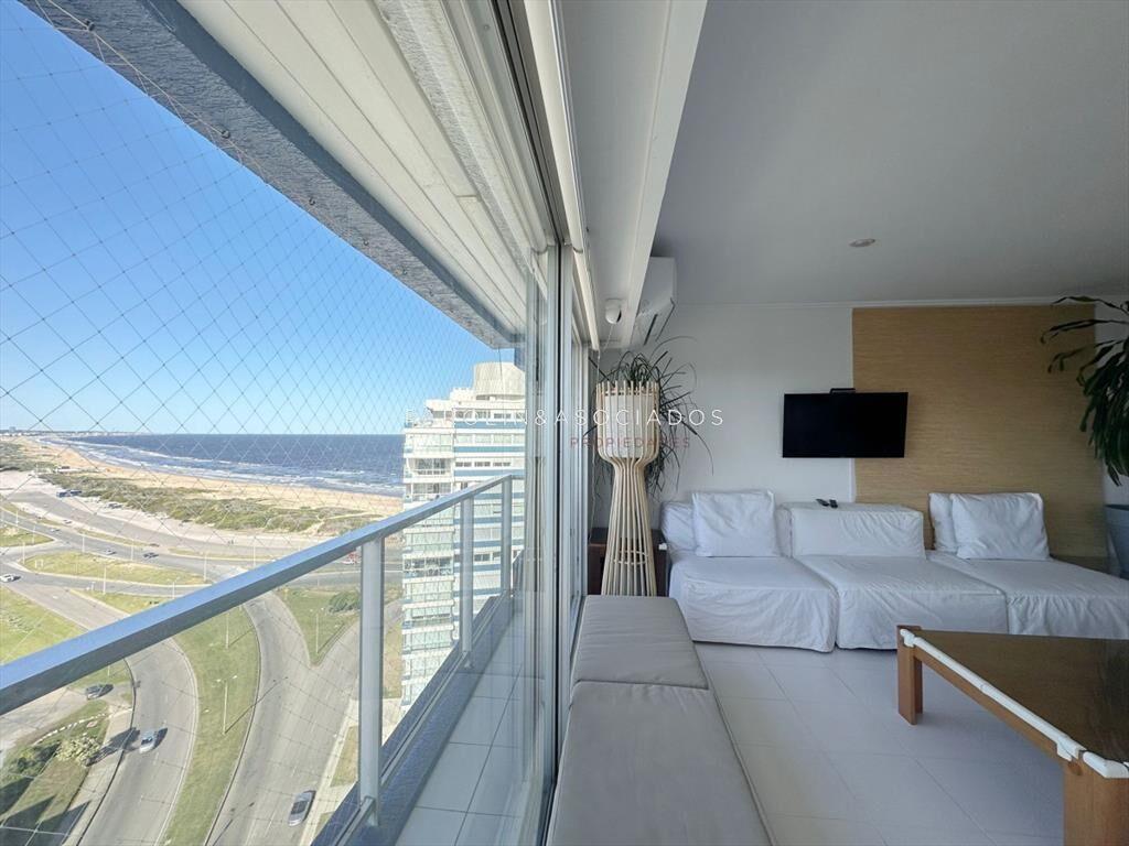 Apartamento de 3 Dormitorios + dependencia en en