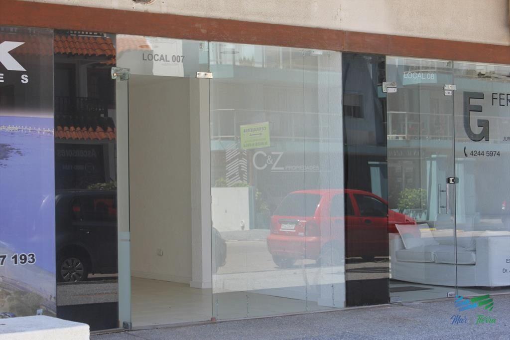 Se alquila local a la calle en Punta del Este, zona Peninsu