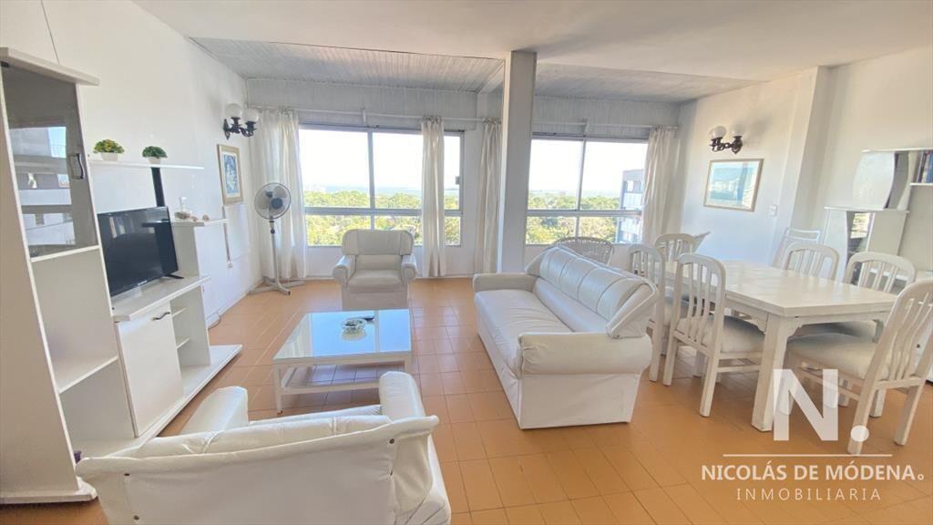 Apartamento sobre Av Roosevelt en venta, Punta del Este