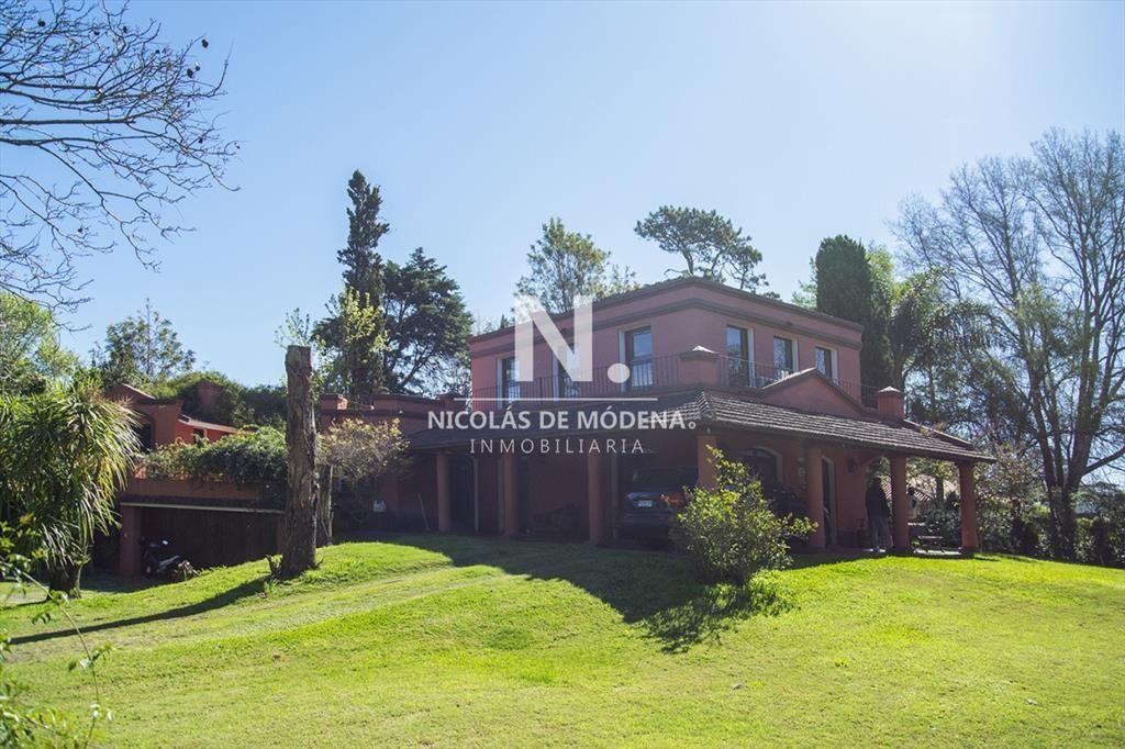 Casa de gran tamaño ubicada en zona