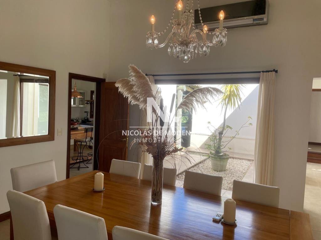 Vende impresionante casa en Punta Ballena de 2