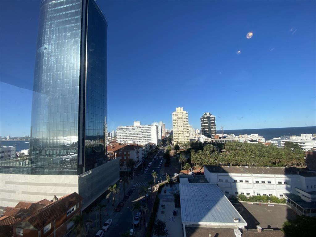 APARTAMENTO EN VENTA DE 3 DORMITORIOS EN PUNTA