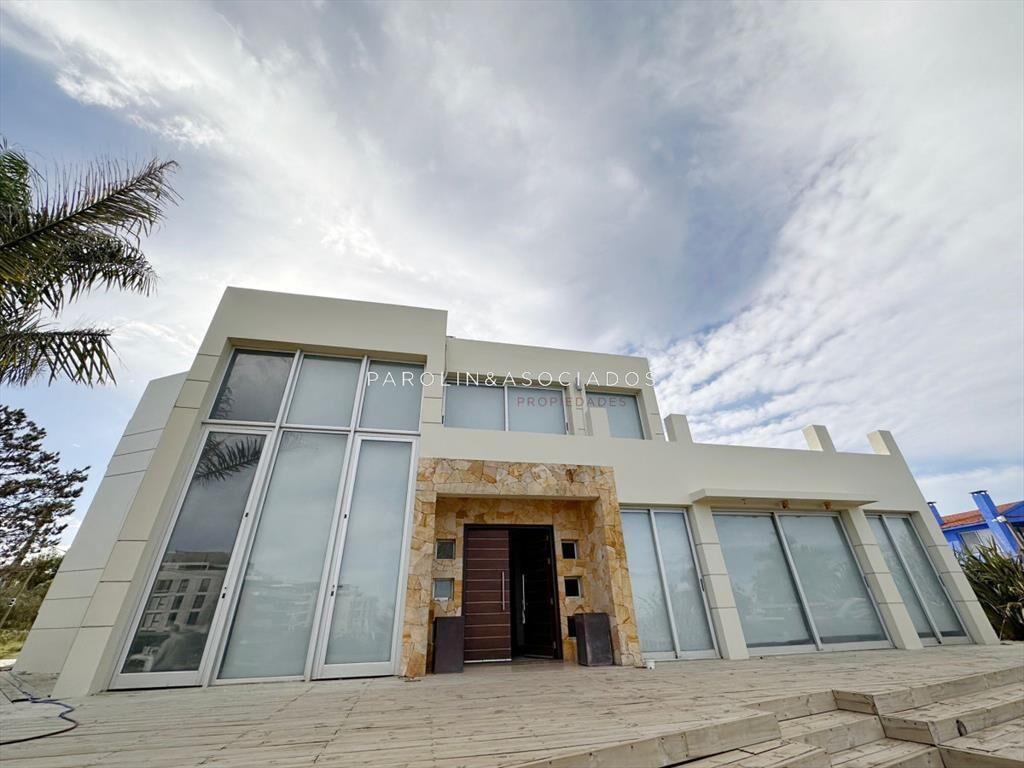 Excelente casa en venta de 5 dormitorios en Punta