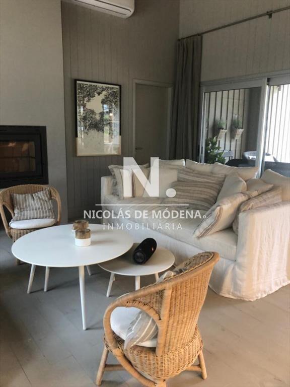 Casa de 4 dormitorios en venta en barrio cerrado.