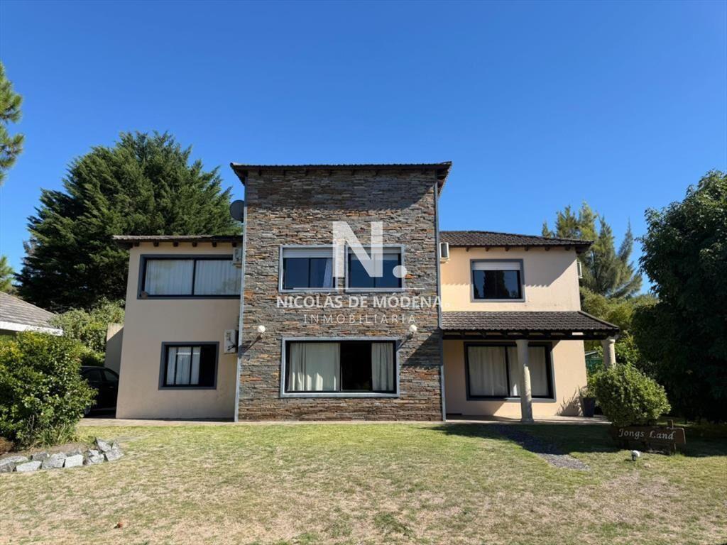 Chaletde 6 dormitorios en venta en barrio Punta