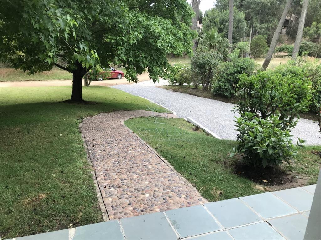 AGRADABLE  CASA EN ZONA MUY TRANQUILA Y ARBOLADA