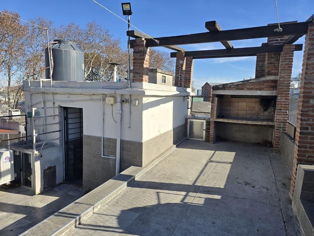 Casa de altos, muy actualizada, con amplios desahogos, para