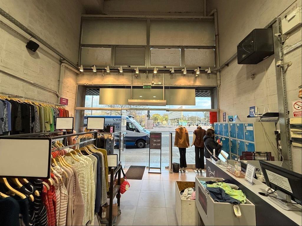 Alquiler local de 120m2 en Aguada General Flores