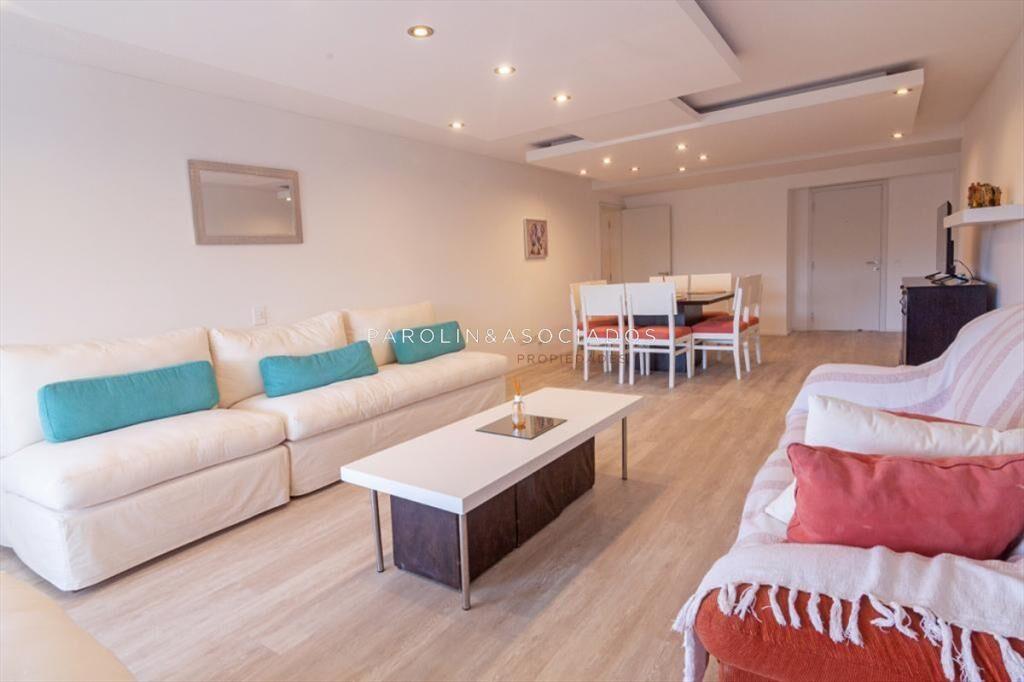 Apartamento en Venta de 3 dormitorios y servicio , Punta de