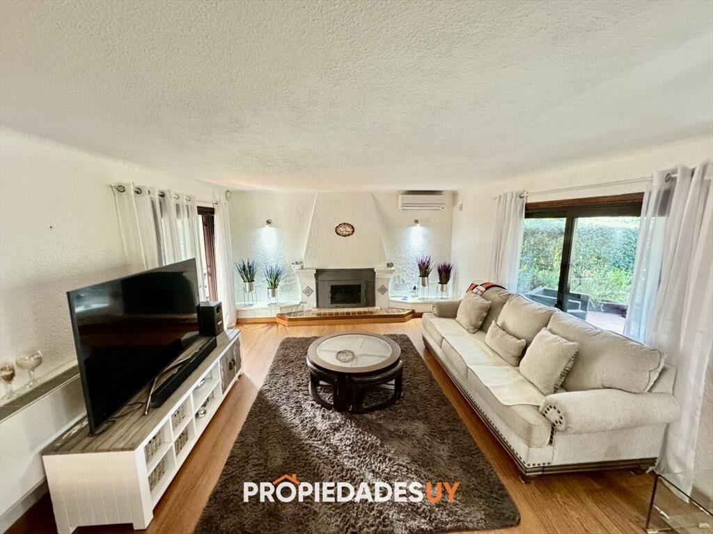 Excelente casa de 4 dormitorios con piscina en